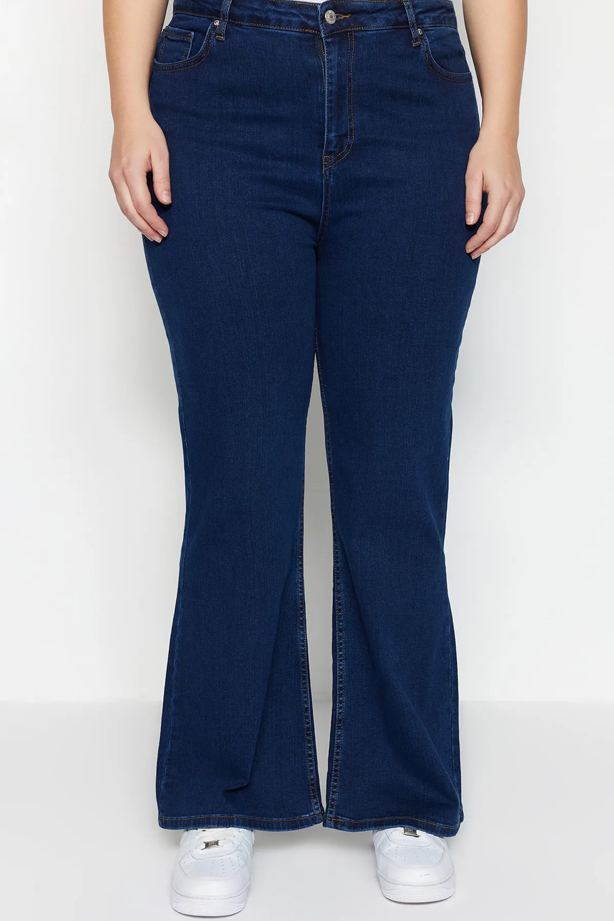 Trendyol Curve  Indigoblaue Jeans mit hohem Bund und spanischem Bein TBBAW23JE00001