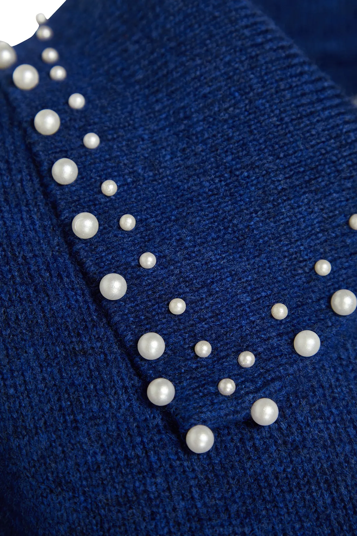 Trendyol Modest  Marineblauer Babykragen-Pullover aus weichem Strick mit Perlenmuster TCTAW22AK0238