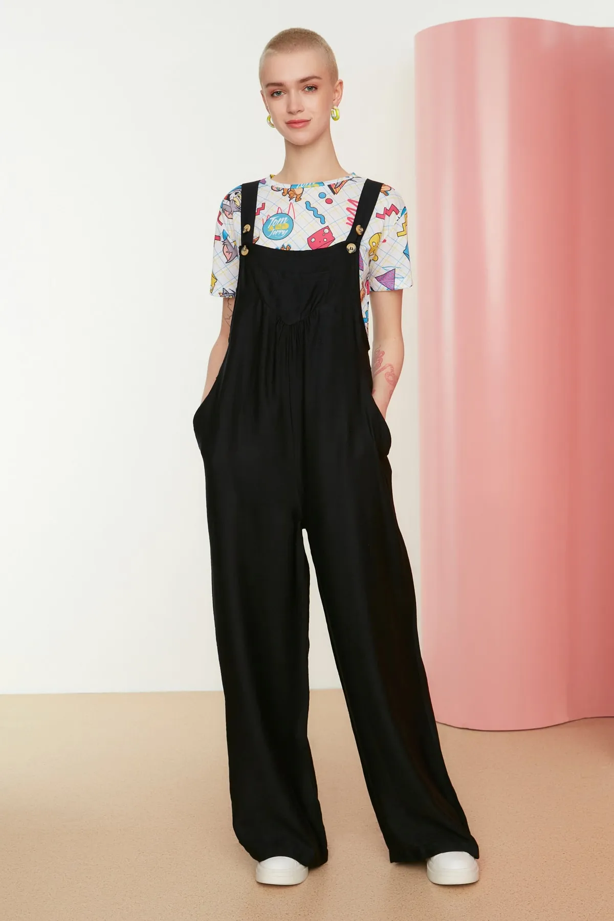 Trendyol Collection  Schwarzer Maxi-Gilet-Jumpsuit aus gewebtem Leinengemisch mit weitem Beinausschnitt TWOSS21TU0090