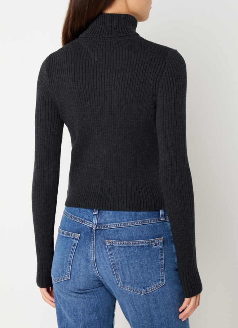 Tommy Hilfiger bordázott kötésű pulóver gyapjúkeverékből, garbóval és kötött logóval.