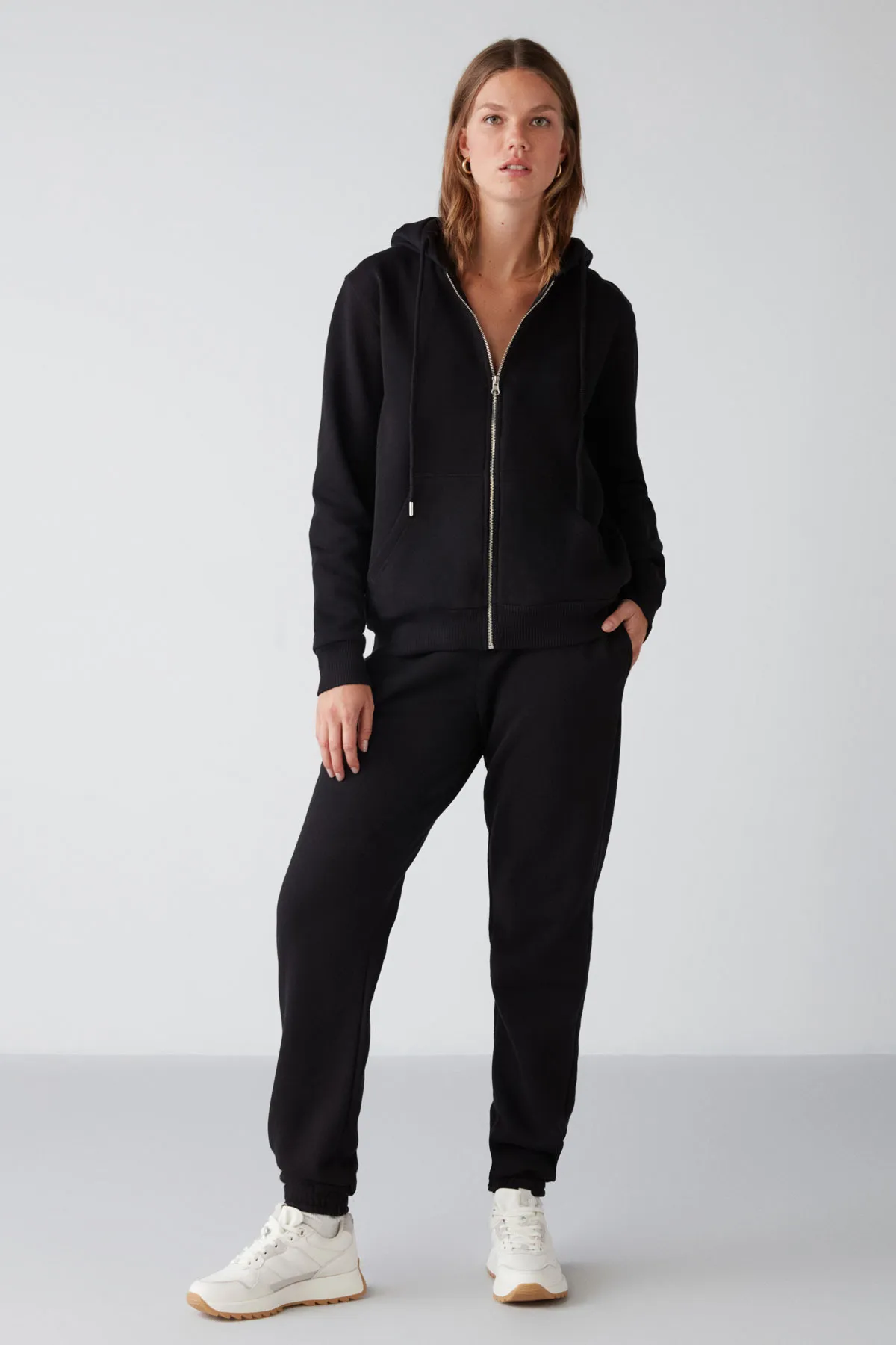 GRIMELANGE  Schwarze Damen-Jogginghose mit regulärer Passform von Marıtza, elastischem Bund und Beinen und Fleece-Innenseite