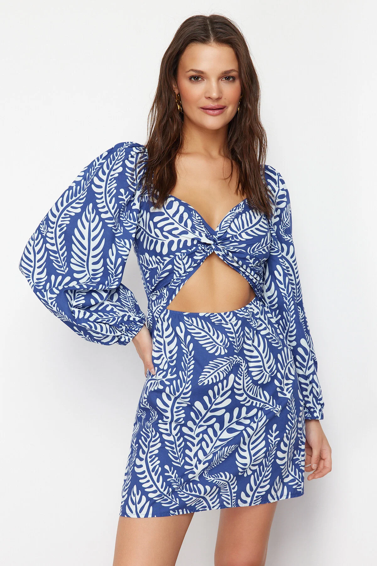 Trendyol Collection  Gewebtes Mini-Strandkleid mit Cut-out/Fensterausschnitt und tropischem Print TBESS23EL00175