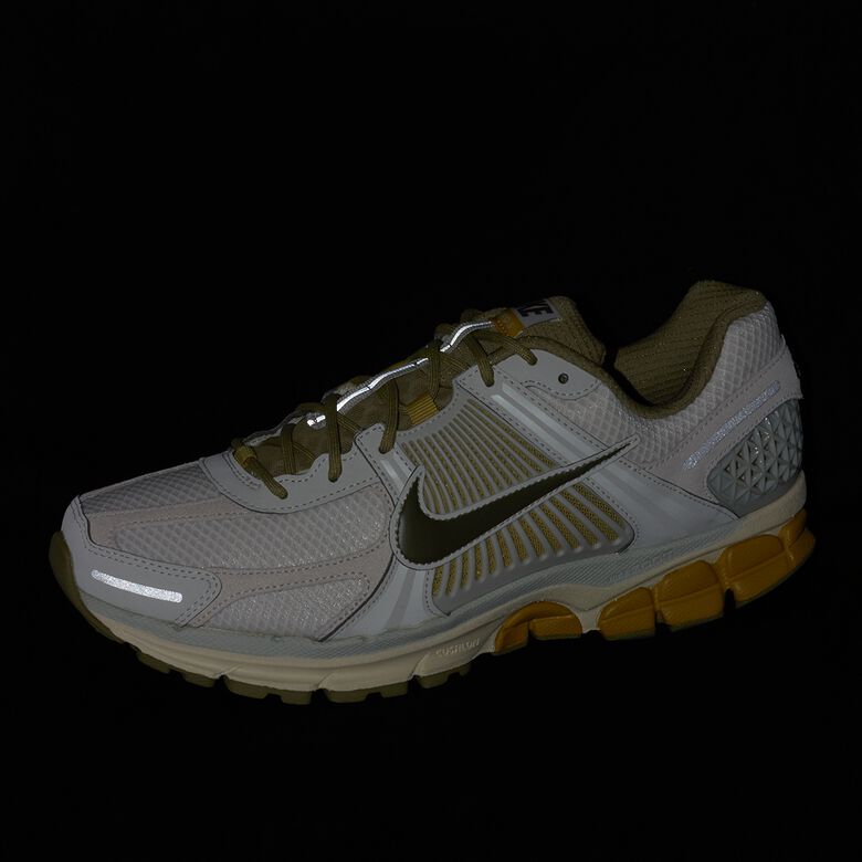 NIKE Wmns Zoom Vomero 5 