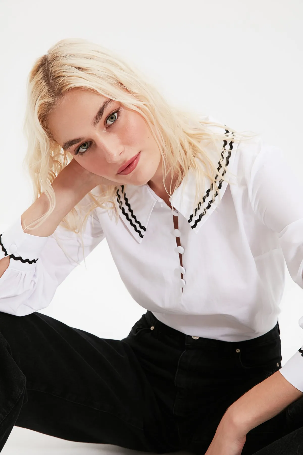 Trendyol Collection  Weiße, detaillierte Webbluse mit Kragen TWOSS20BZ0036