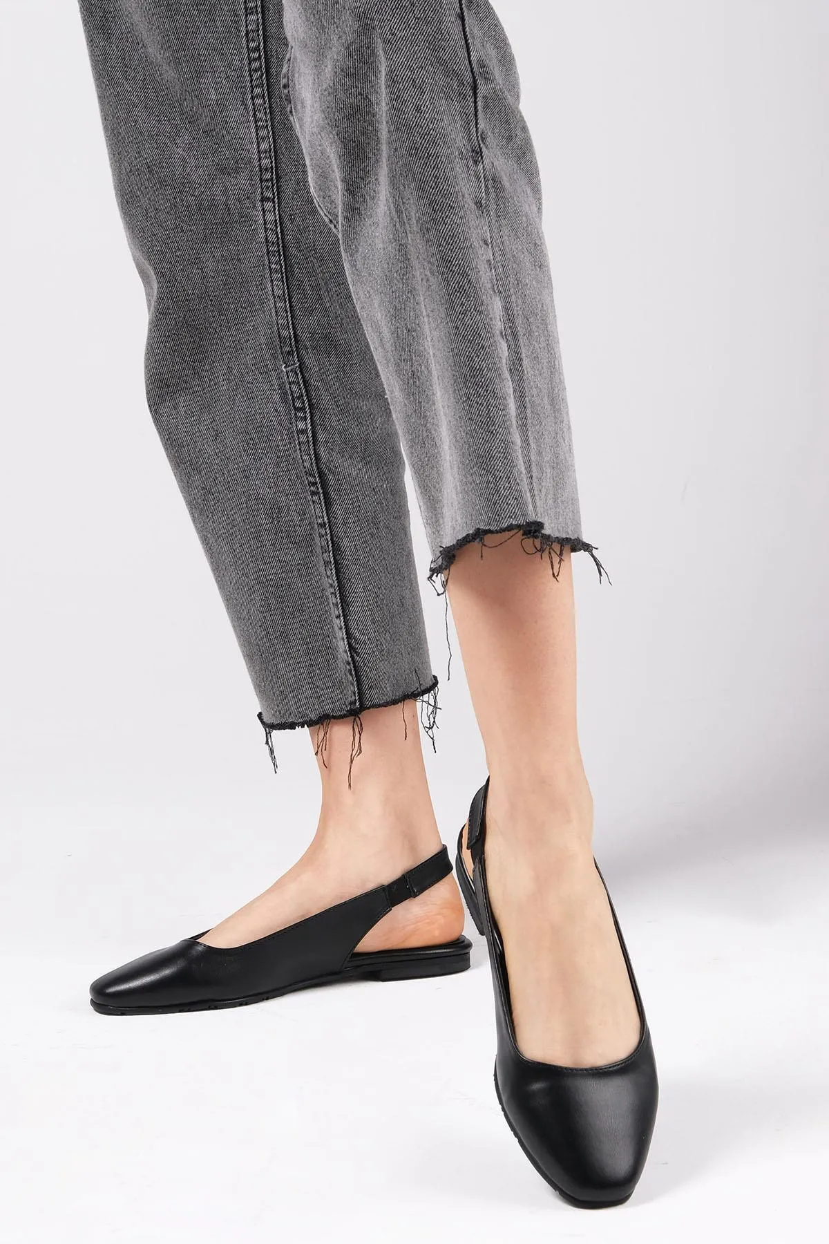 Mio Gusto  Flache Ballerina-Schuhe für Damen von Ally in Schwarz mit offenem Rücken