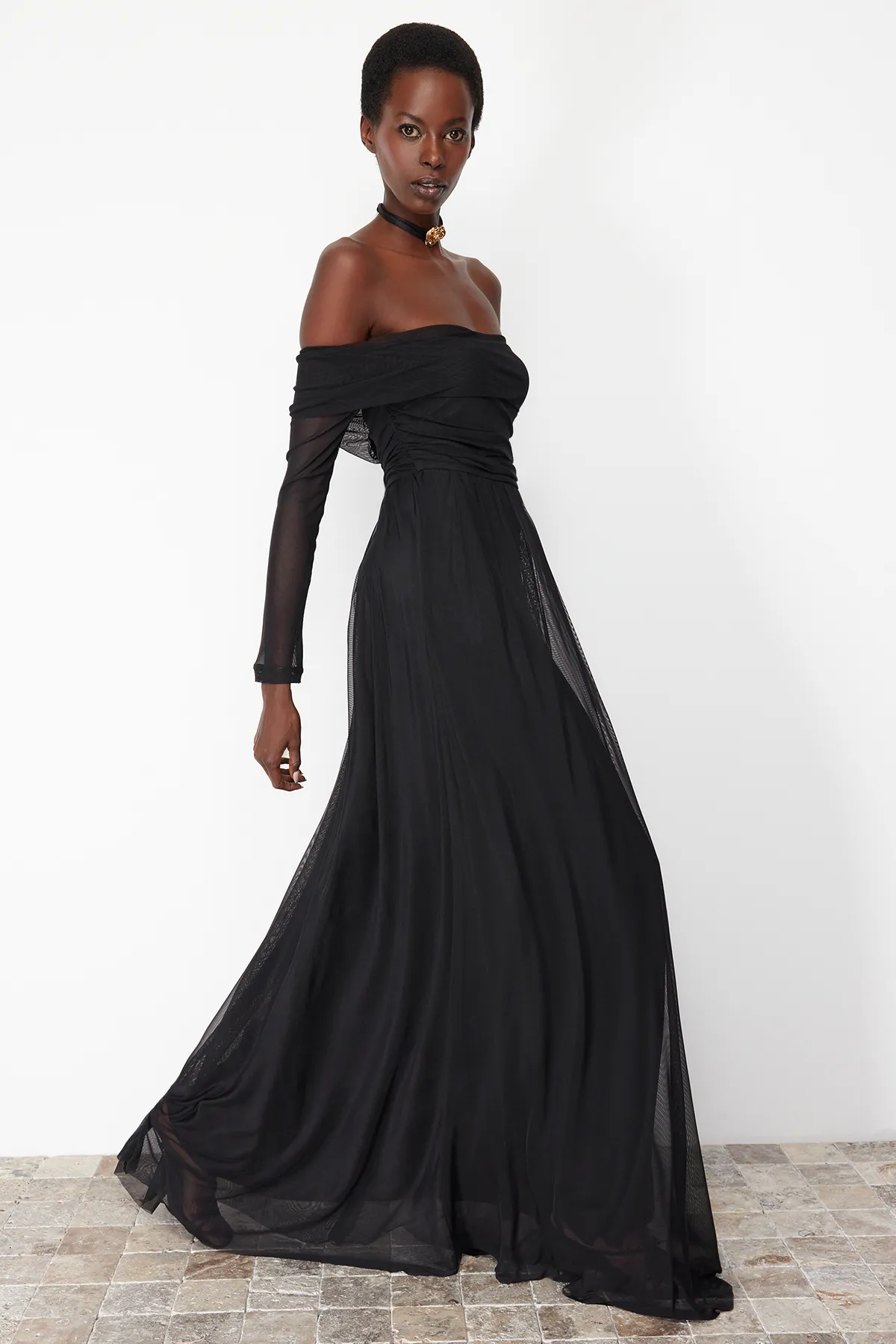 Trendyol Collection  Schwarzes langes Abendkleid aus Tüll mit Carmenkragen TPRSS24AE00068