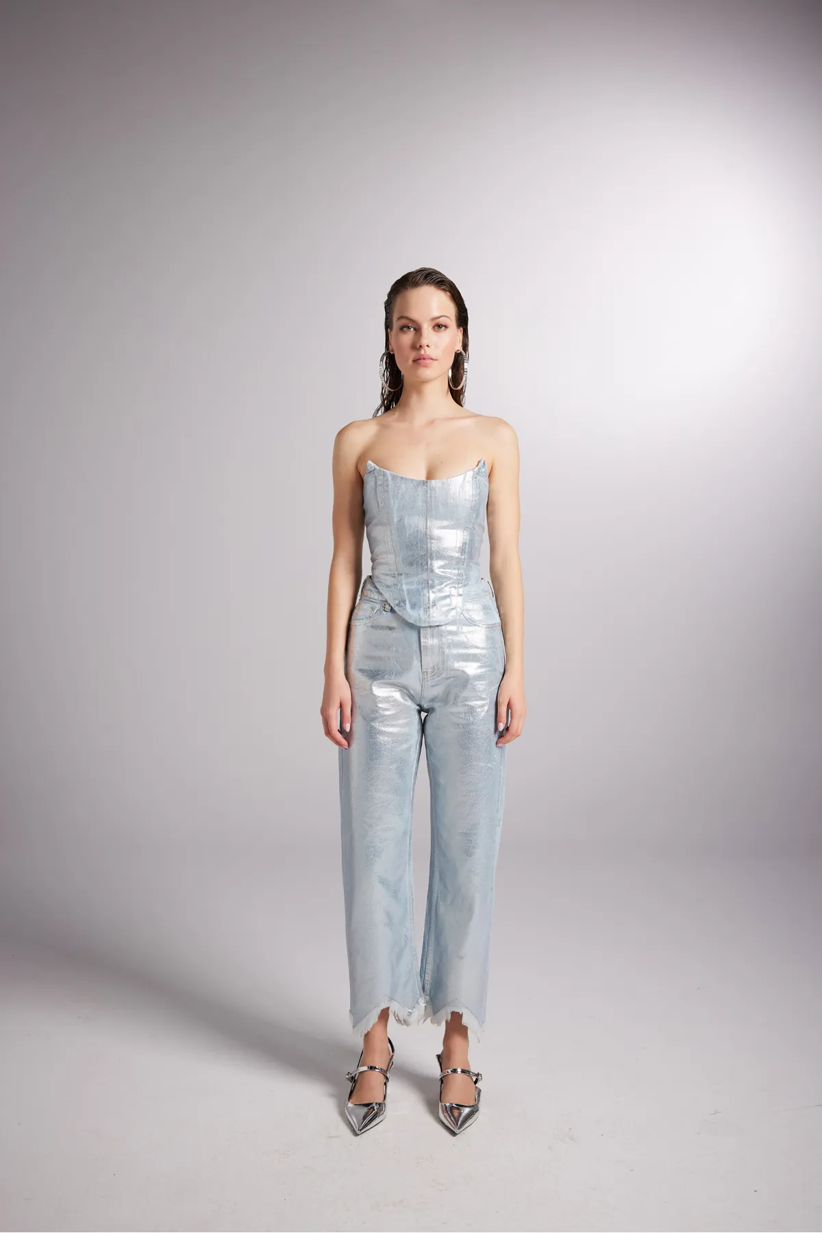 HOLLY LOLLY  Maßgeschneiderte, glänzend beschichtete, glänzende Jeanshose in Blau