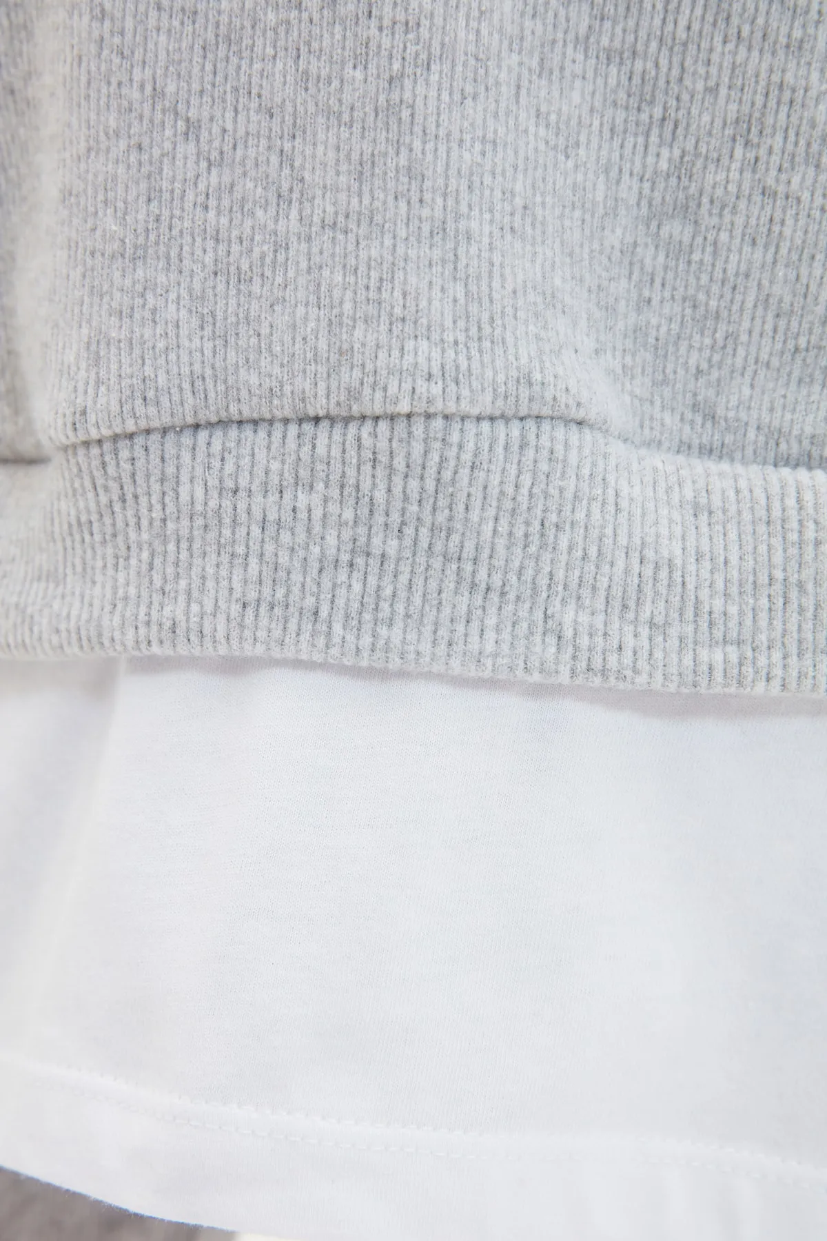 Trendyol Modest  Graues T-Shirt-Set mit abnehmbarer Tunika und Hose aus Strick TCTAW22US0035