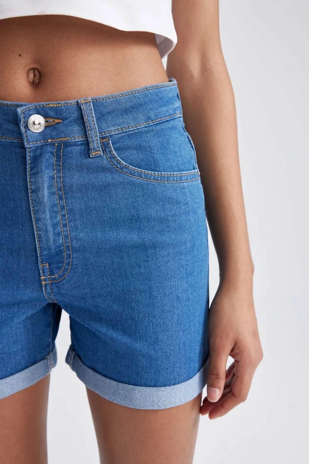 DeFacto  Jeans-Shorts mit normaler Taille und umgeschlagenem Bein A1959ax23sm