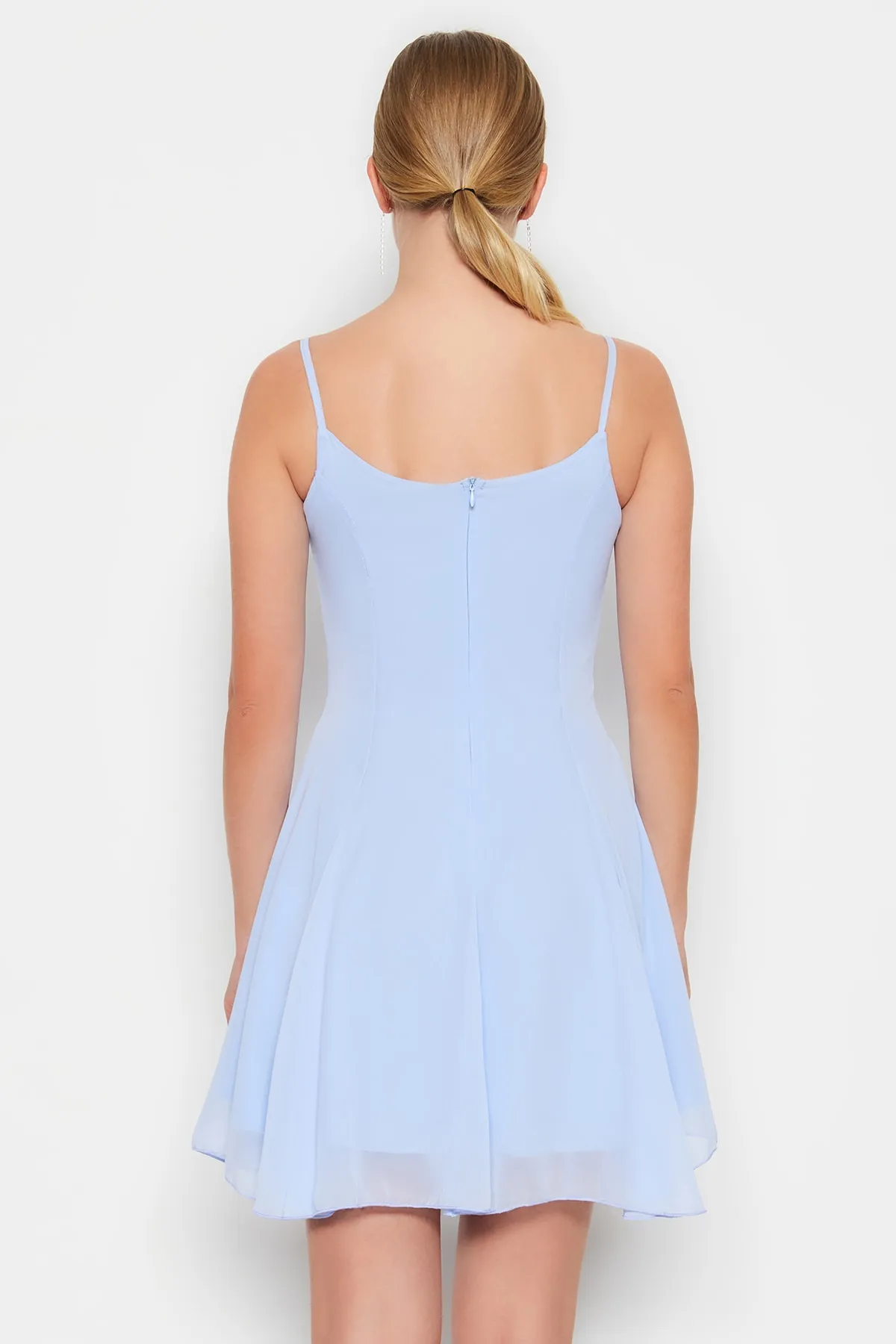 Trendyol Collection  Hellblaues elegantes Abendkleid aus Chiffon mit offener Taille/Skater-Futter TPRSS23EL00033