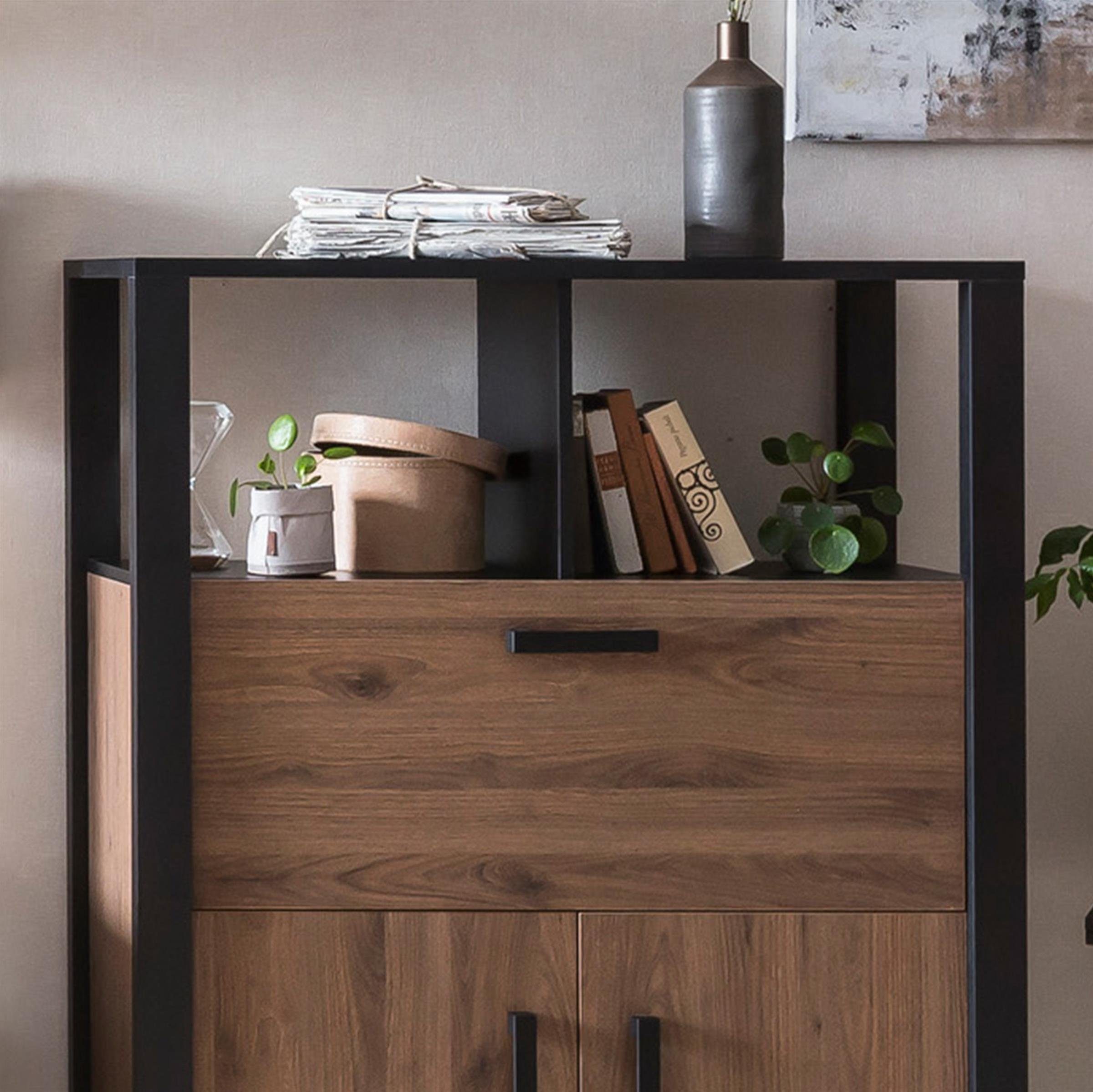 möbelando Barschrank Nordi Moderner Barschrank aus melaminharzbeschichteter Spanplatte, Front in Okapi-Nuss, Korpus in Schwarz/Okapi-Nuss, mit 3 Türen, 2 Einlegeböden und 2 offenen Fächern, Breite 100,3 cm, Höhe 133,4 cm, Tiefe 38,9 cm