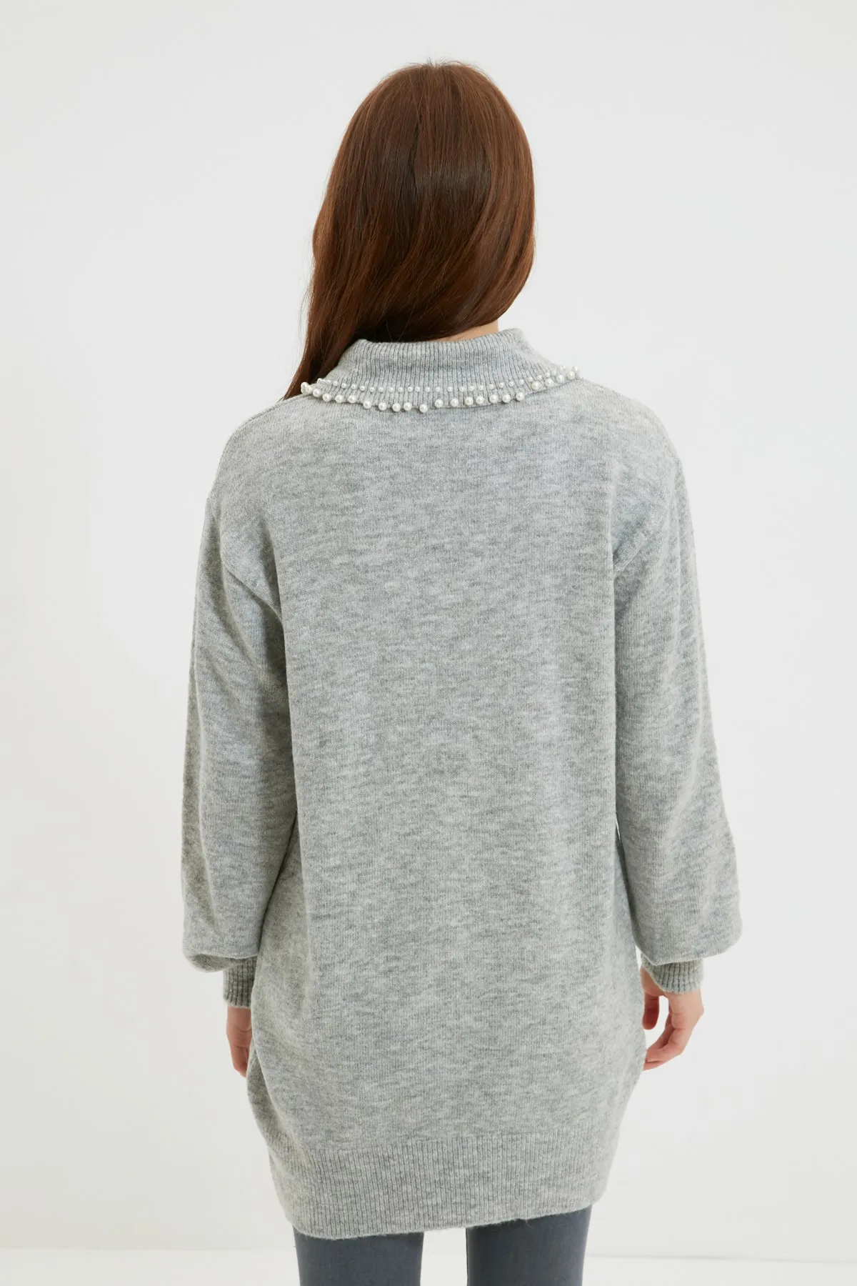 Trendyol Modest  Grauer, weicher Strickpullover mit Perlenmuster für Babykragen TCTAW22AK0238