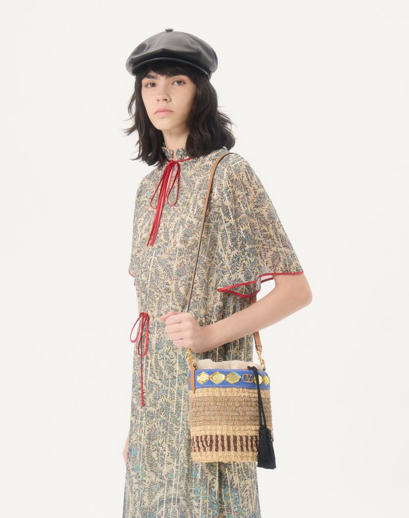 Valentino Garavani lille broderet raffia-buckettaske