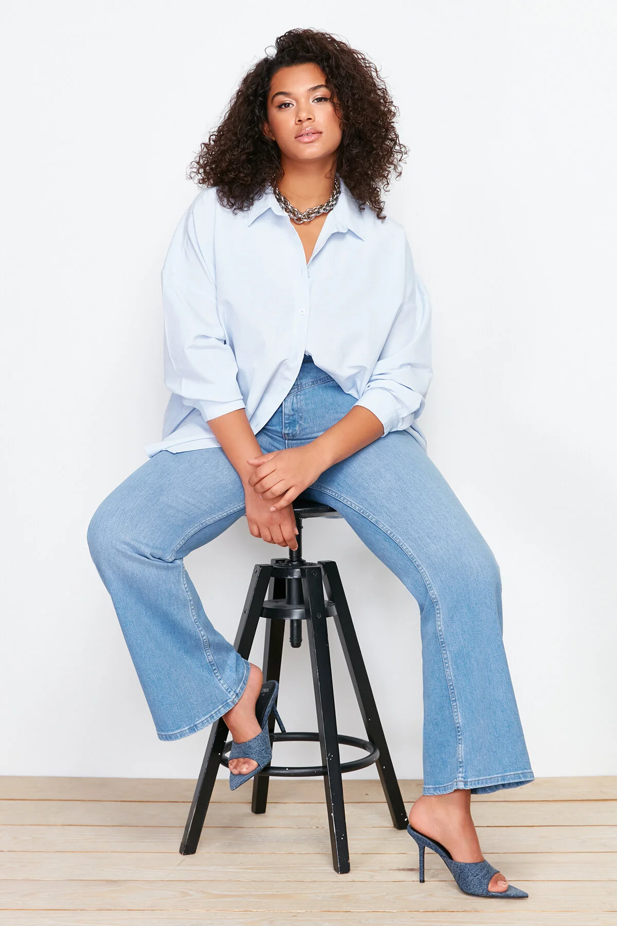 Trendyol Curve  Hellblaue Denim-Jeans im Flare-Fit mit Nähten und detaillierten Details TBBSS24CJ00003