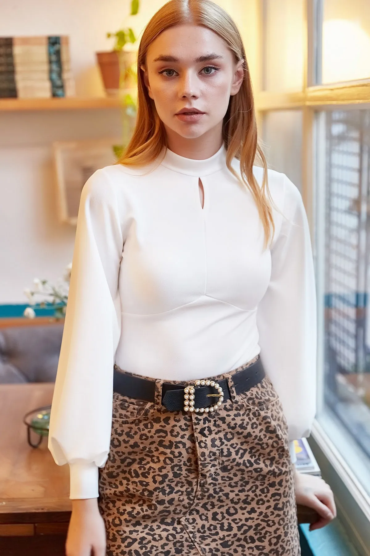 Olalook  Weiße Kreppbluse mit Ballonärmeln für Damen in Weiß BLZ-19000708