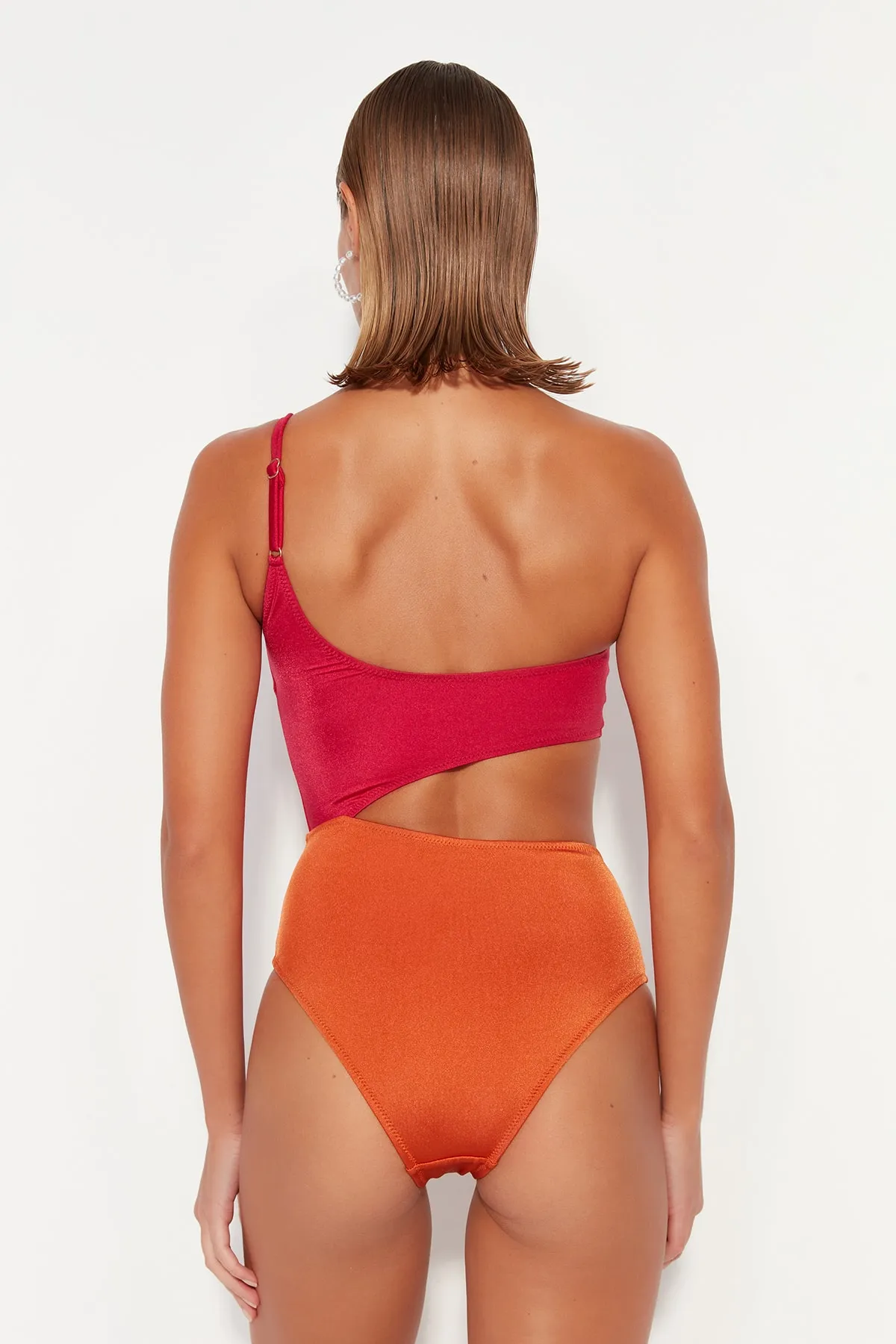 Trendyol Collection  Roter One-Shoulder-Mayokini mit normalem Bein und Farbblockdesign TBESS23MA00221