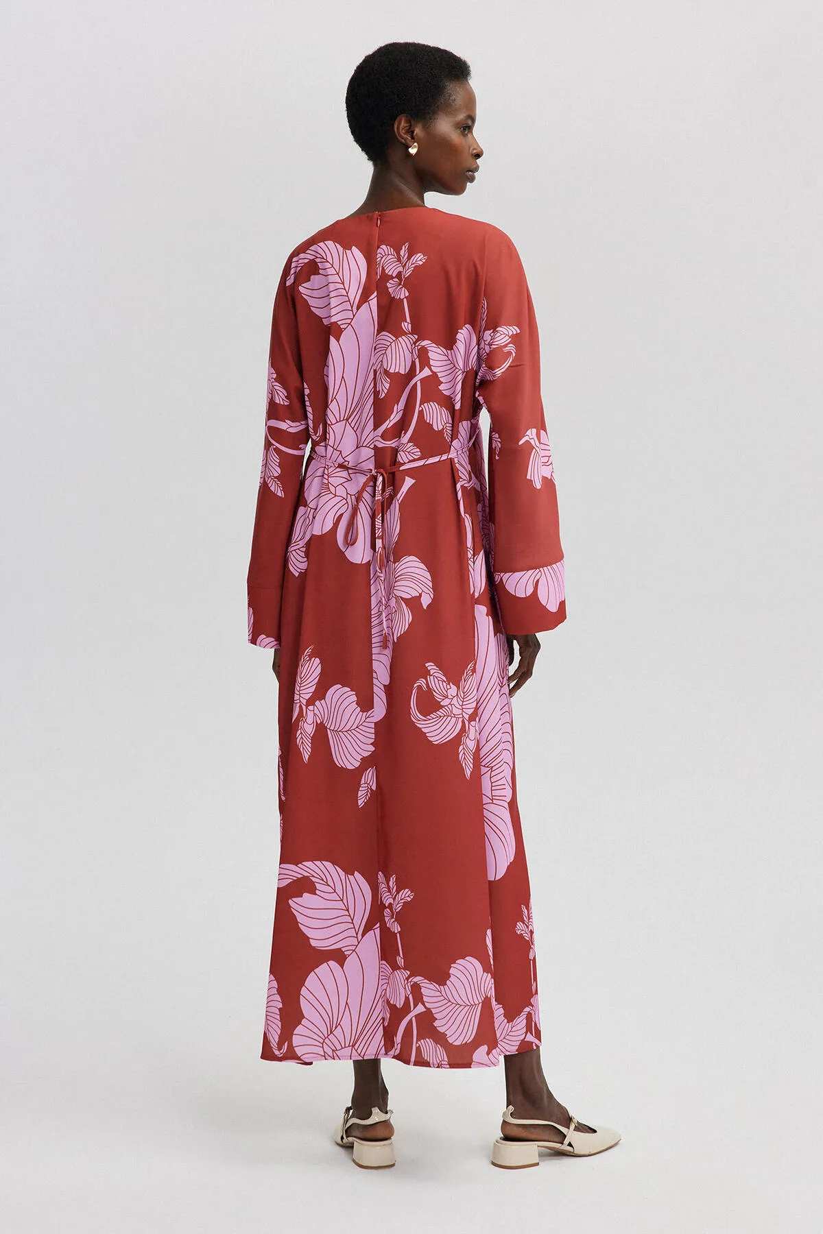 Touché Privé  KLEID AUS SATIN MIT GÜRTEL