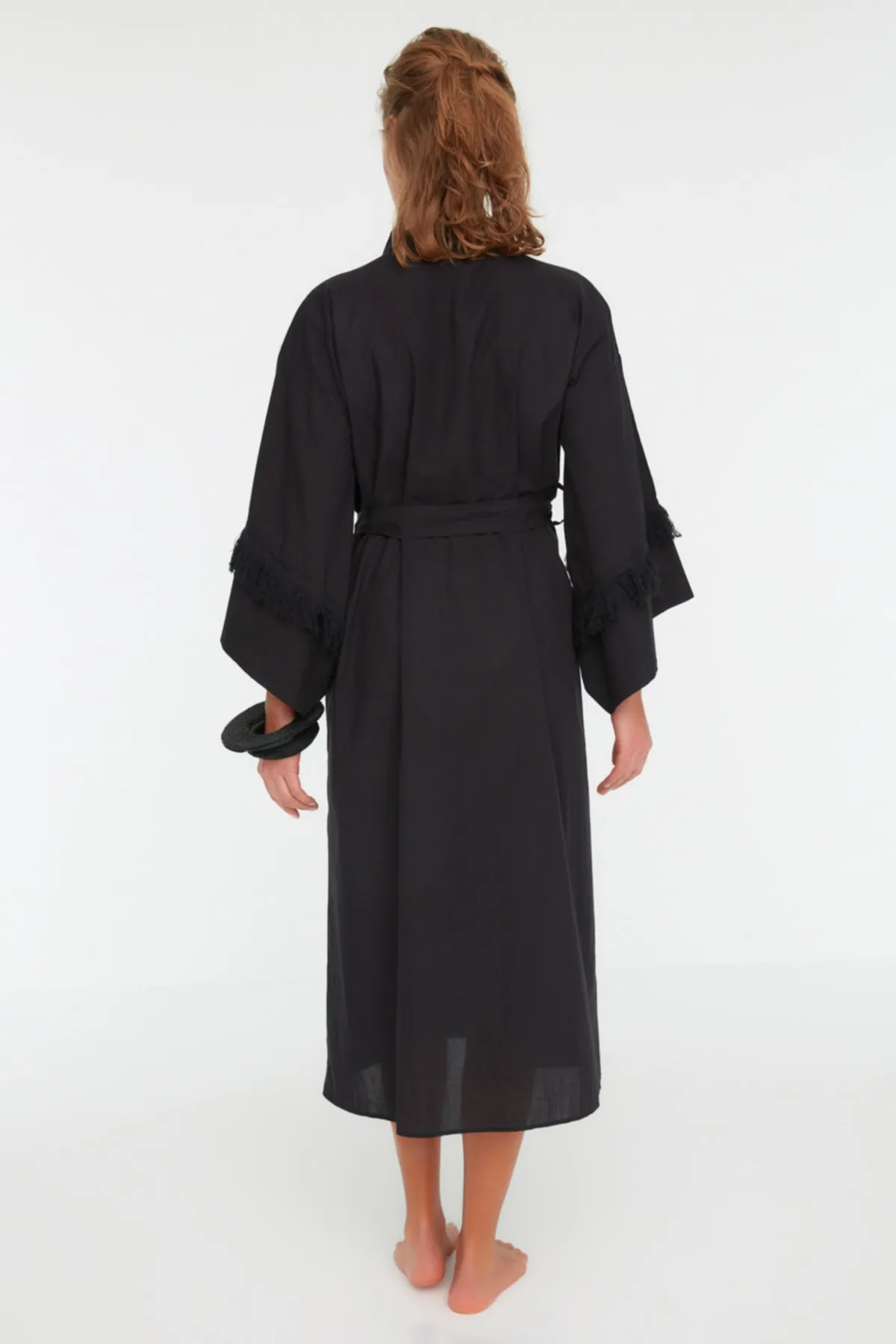 Trendyol Collection  Schwarzer Maxi-Kimono und Kaftan aus 100 % Baumwolle mit Gürtel und Quasten TBESS22KM0046