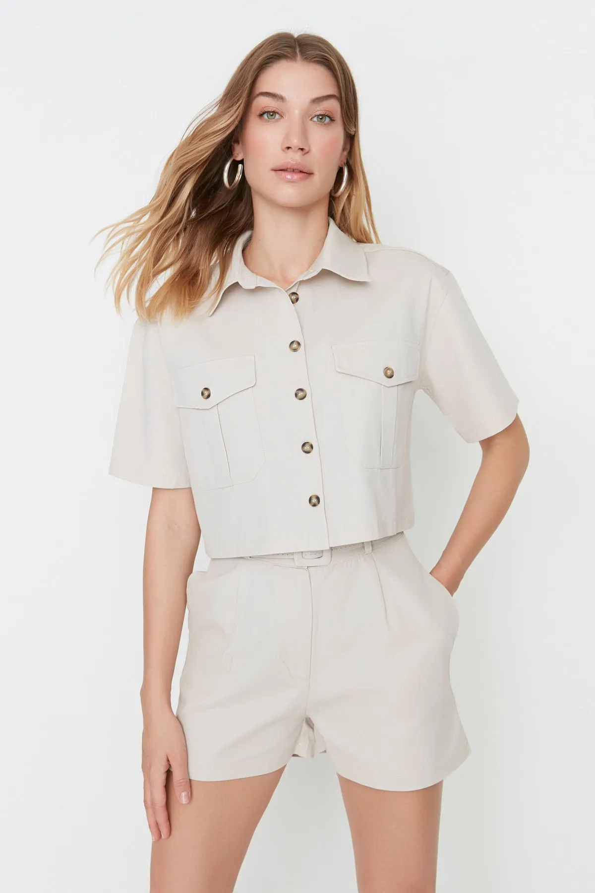 Trendyol Collection  Gewebtes Hemd mit Taschendetail in Stein – Kurzarm, normale Passform TWOSS22GO0654