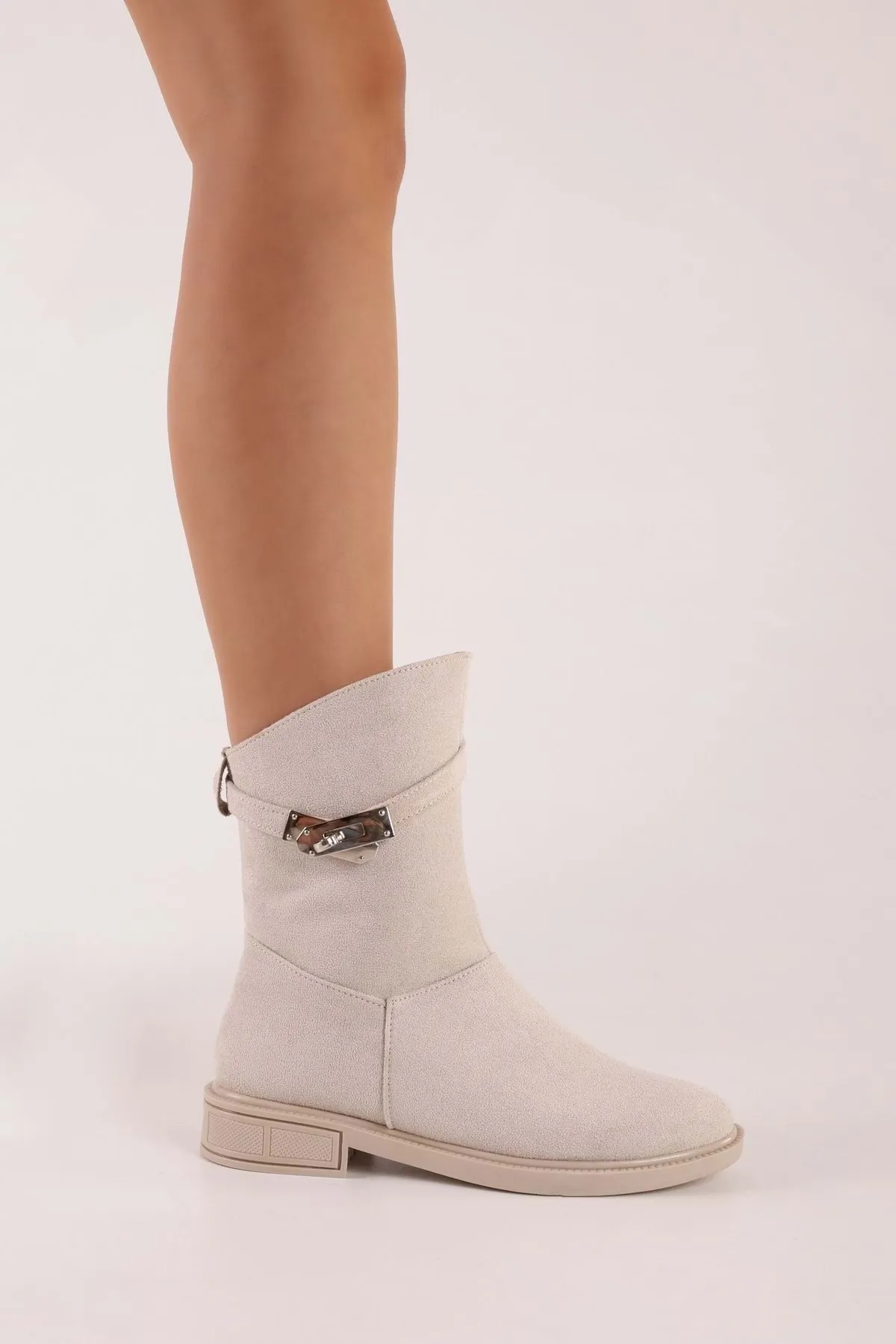 Shoeberry  Damen-Stiefel Mayslie aus beigem Wildleder mit Schnalle und flachem Absatz Beiges Wildleder