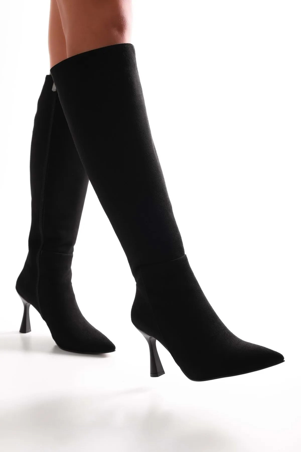 Shoeberry  Damen-Stiefel Asez aus schwarzem Wildleder mit Absatz. Schwarzes Wildleder