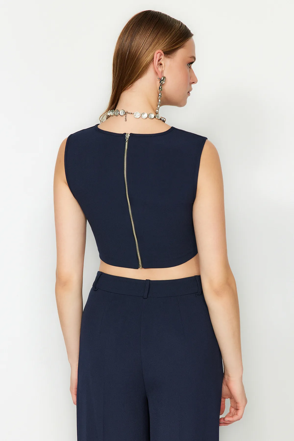 Trendyol Collection  Marineblaues Korsett mit detailliertem, gewebtem Bustier mit V-Ausschnitt TPRAW23BS00032