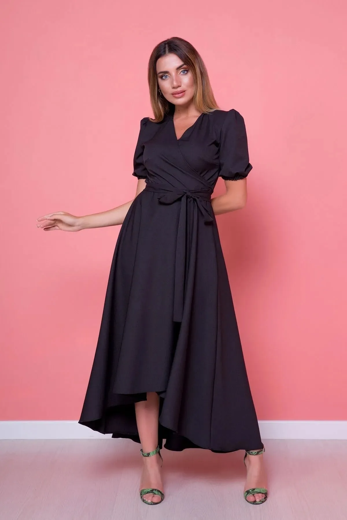 lovebox  Flexibles Damenkleid aus Atlas-Stoff mit Gürtel, asymmetrischem Schnitt, Midi-Länge, zweireihiger Kragen, schwarz, ausgestelltes Kleid 410