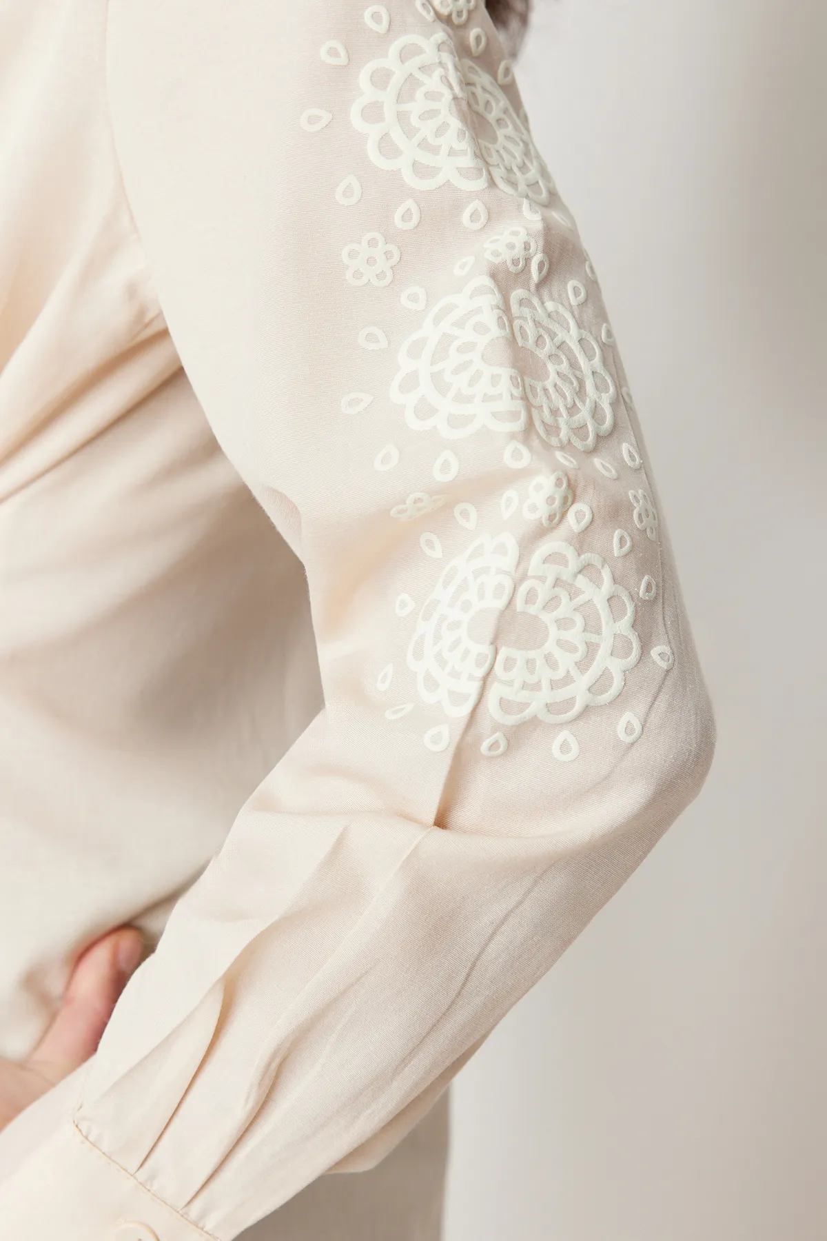 Trendyol Modest  Bedrucktes Baumwollhemd mit Gürtel und Steinärmeln und detailliertem Detail TCTSS24TG00038