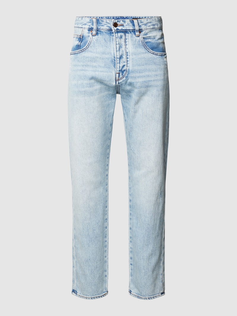 Jeans mit Label-Patch in hellblau