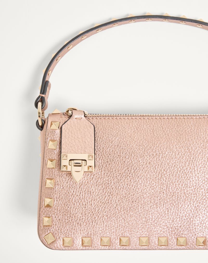 Bolsa de ombro pequena Valentino Garavani Rockstud em couro de bezerro granato laminado