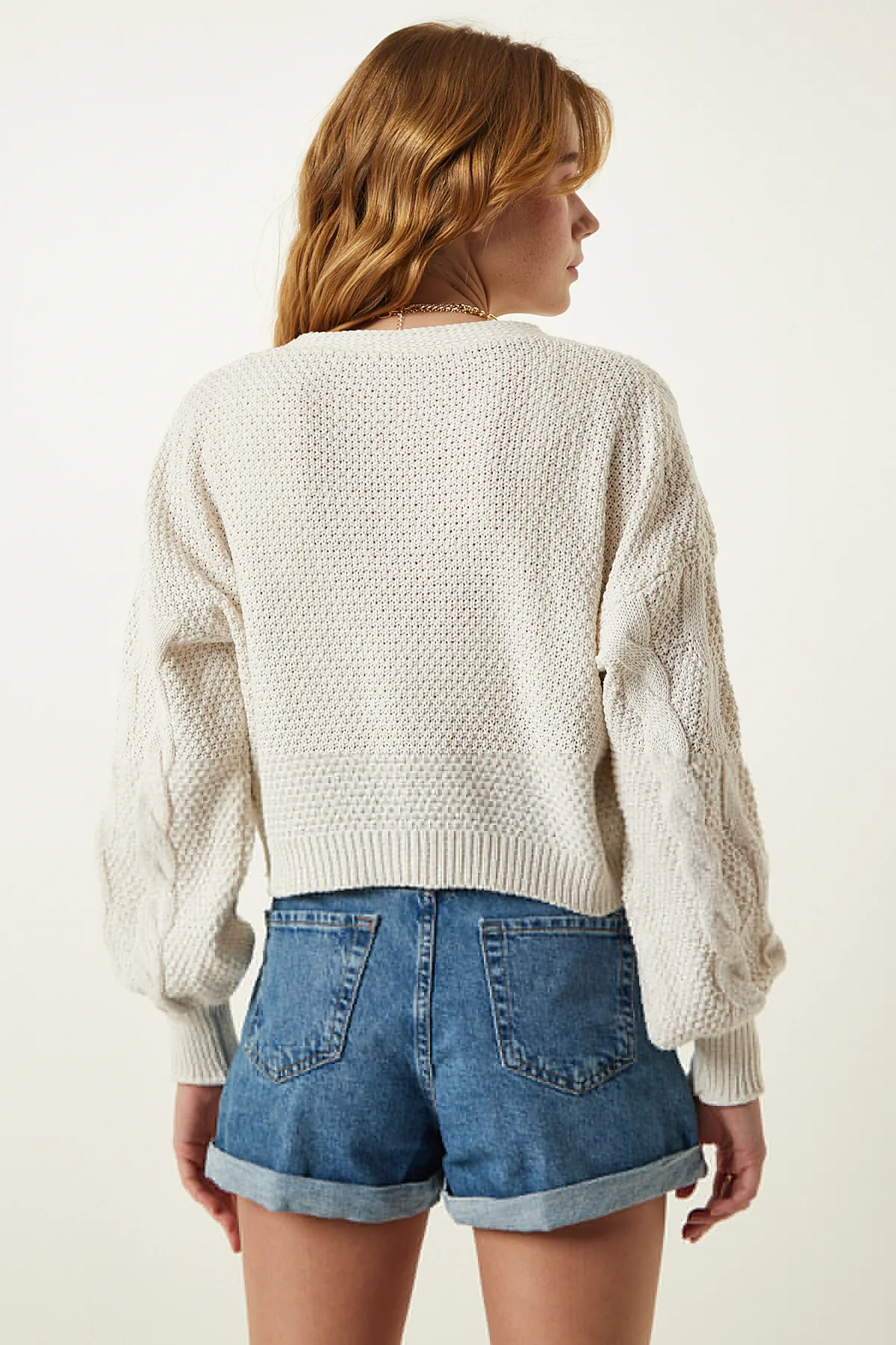 Happiness İstanbul  Cremefarbene kurze Strickjacke mit Knopfleiste und Motiv für Damen MW00132