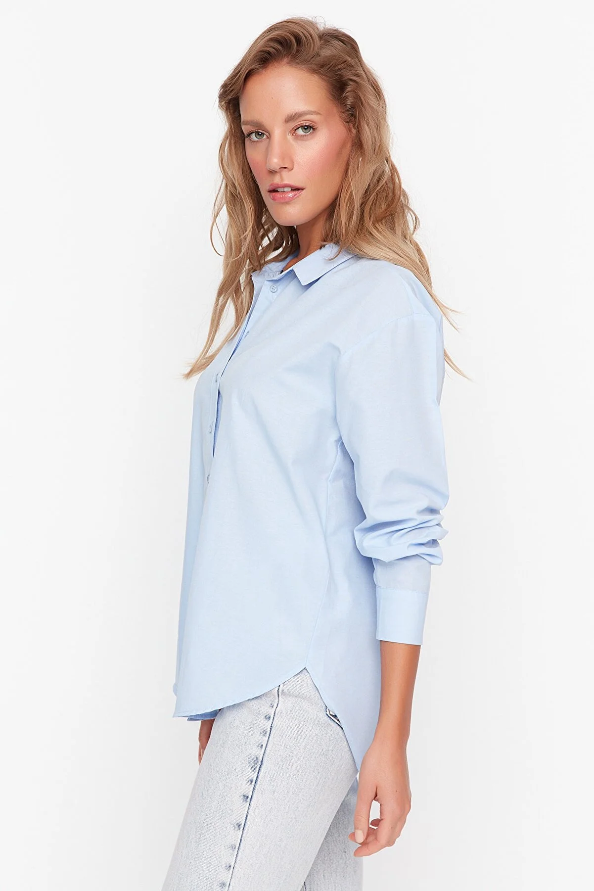 Trendyol Collection  Blaues, locker geschnittenes Hemd aus Baumwollgewebe TWOAW20GO0107