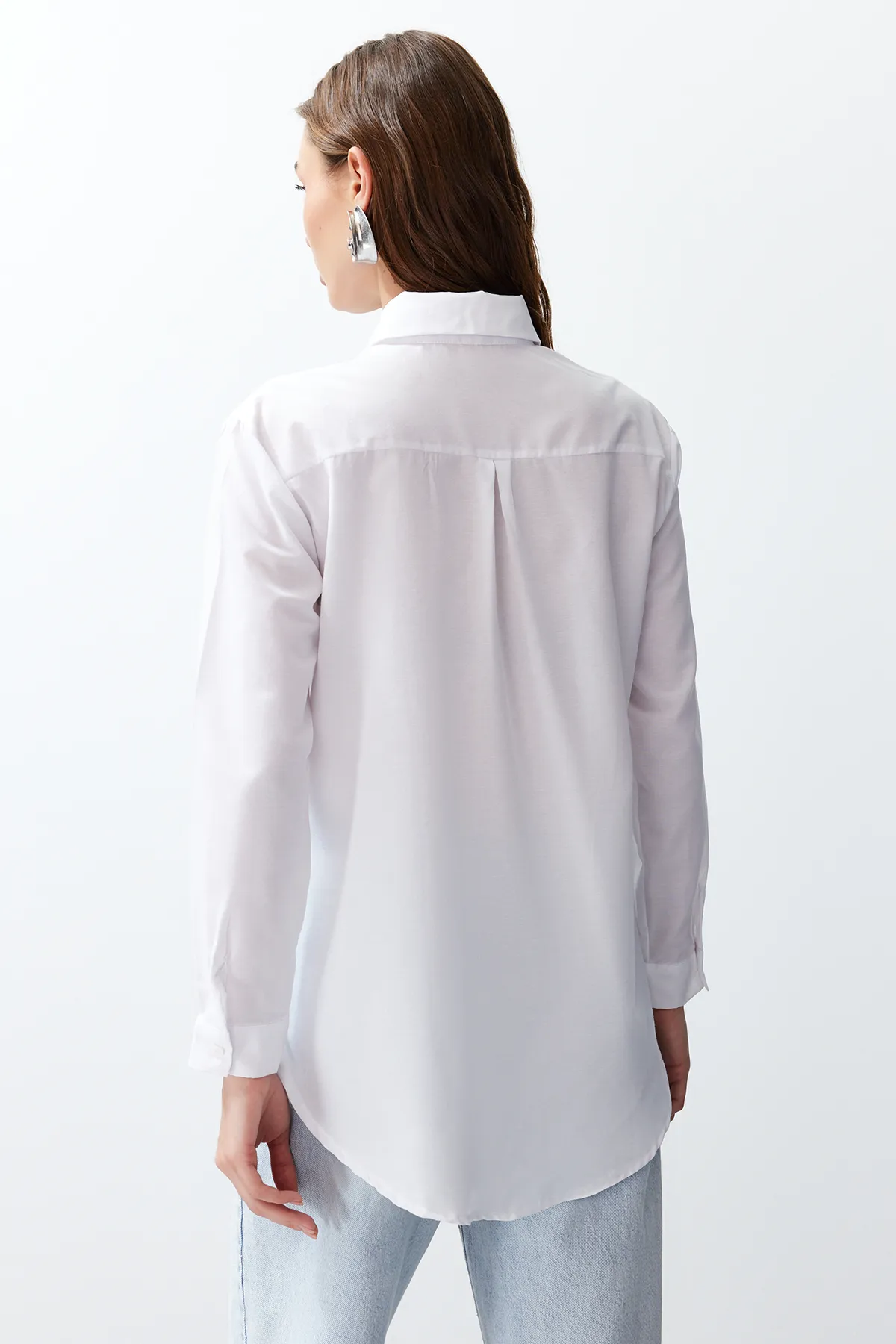 Trendyol Collection  Ecrufarbenes, gewebtes Oversize-Hemd – Taschen, weite Passform TWOSS24GO00129