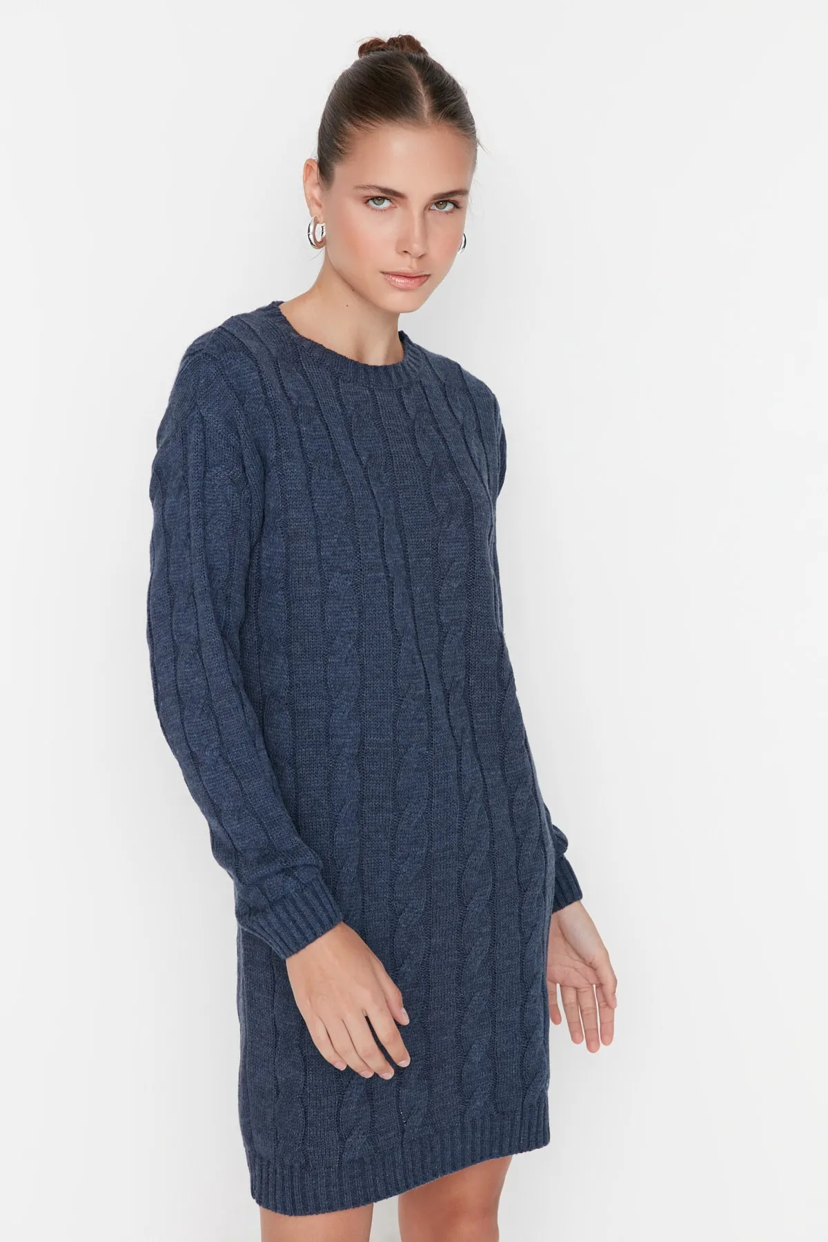Trendyol Collection  Marineblaues gestricktes, detailliertes Strickkleid TWOAW23KZ01298