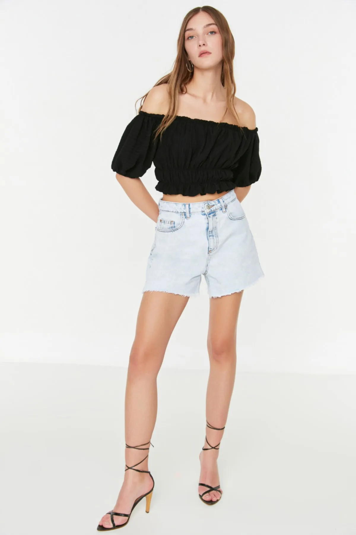 Trendyol Collection  Schwarze, kurz geschnittene Strickbluse mit Carmenkragen TWOSS22BZ1421