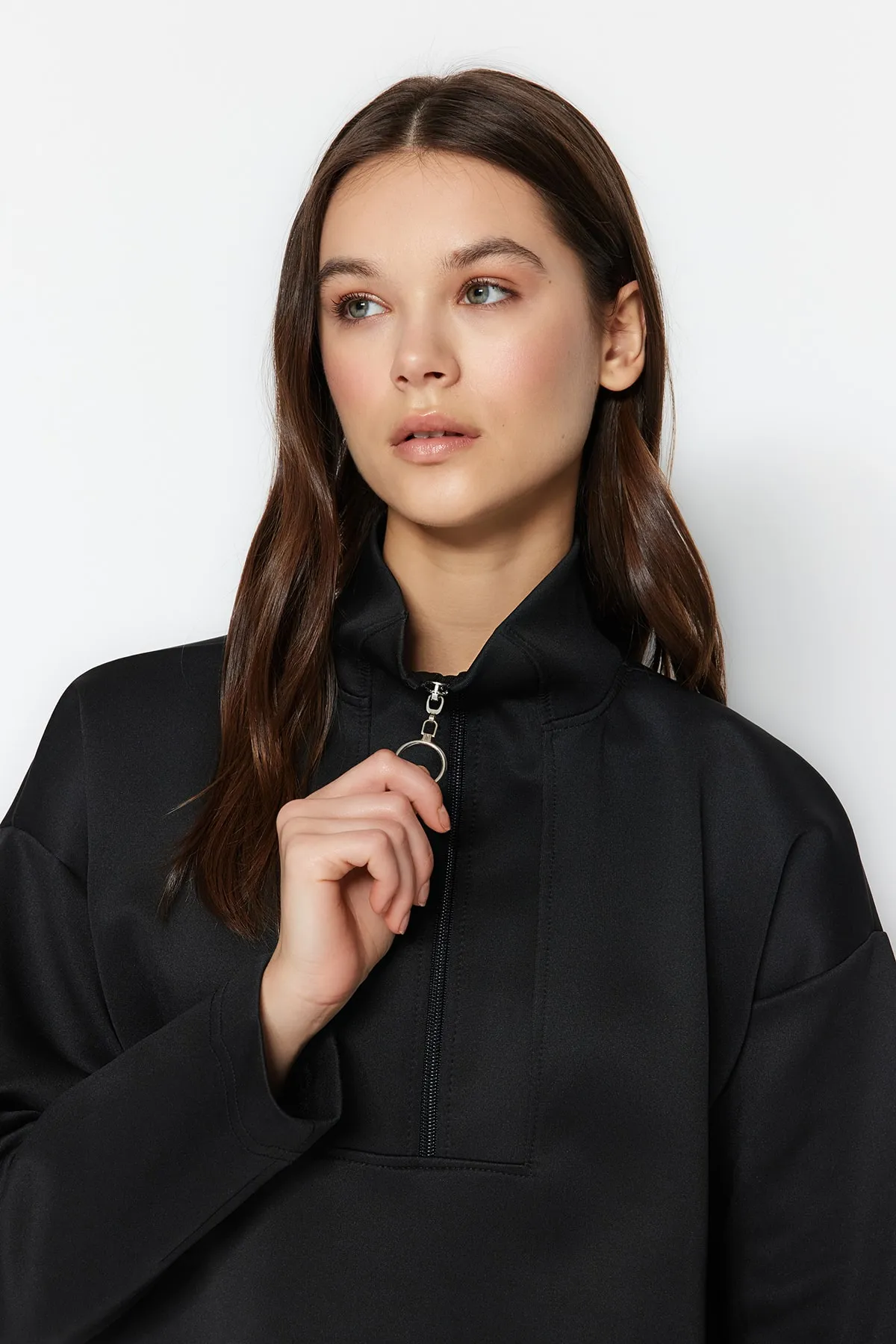 Trendyol Modest  Schwarzes, schlicht gestricktes Taucher-/Scuba-Sweatshirt mit Reißverschluss und detailliertem Ausschnitt TCTAW23TW00198