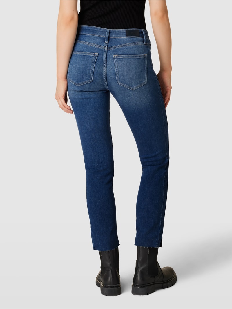 Jeans mit Label-Patch in blau