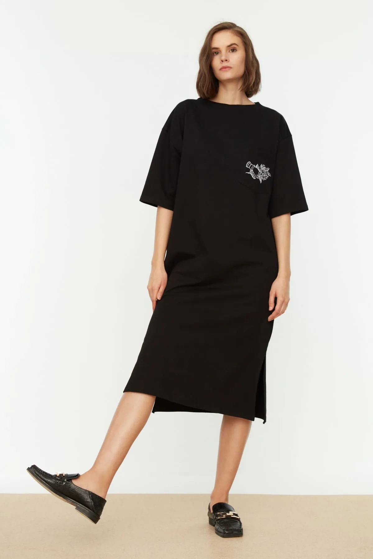 Trendyol Collection  Schwarzes, besticktes Midi-Strickkleid mit Rundhalsausschnitt und entspanntem/legerem Schnitt TWOSS21EL0175