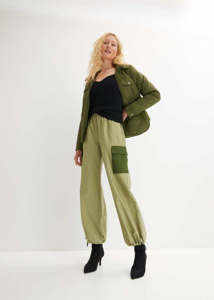 Pullover mit Herzauschnitt