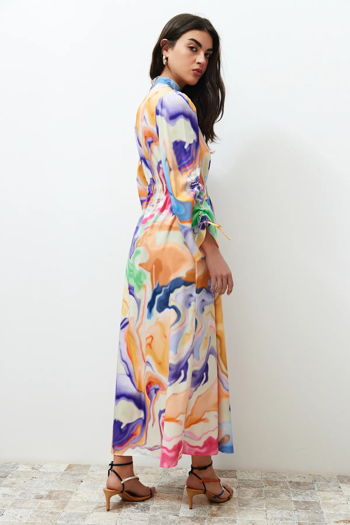 Trendyol Modest  Mehrfarbiges, vergrößerbares Kragen-Kordelzug-Gerafftes, detailliertes abstraktes Webkleid TCTSS24EB00103