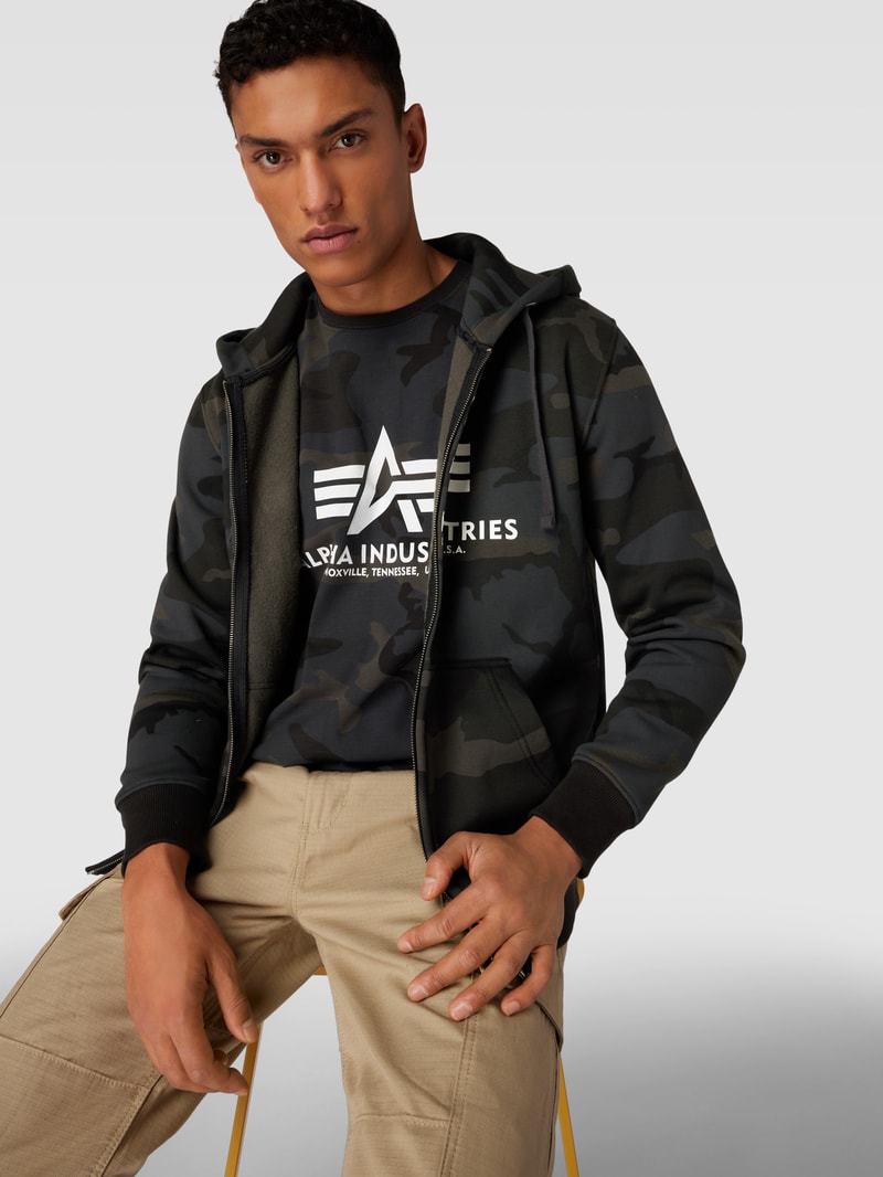 Sweatjacke mit Camouflage-Muster in schwarz