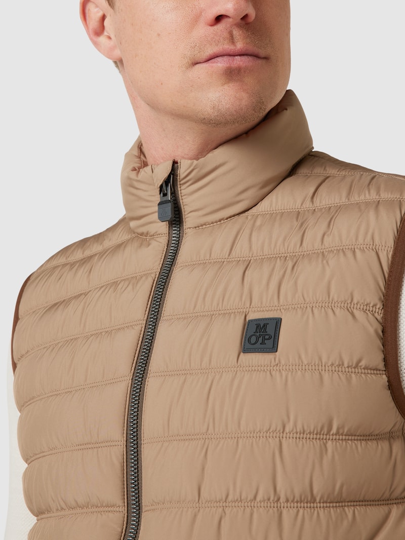 Steppweste mit Label-Detail in camel