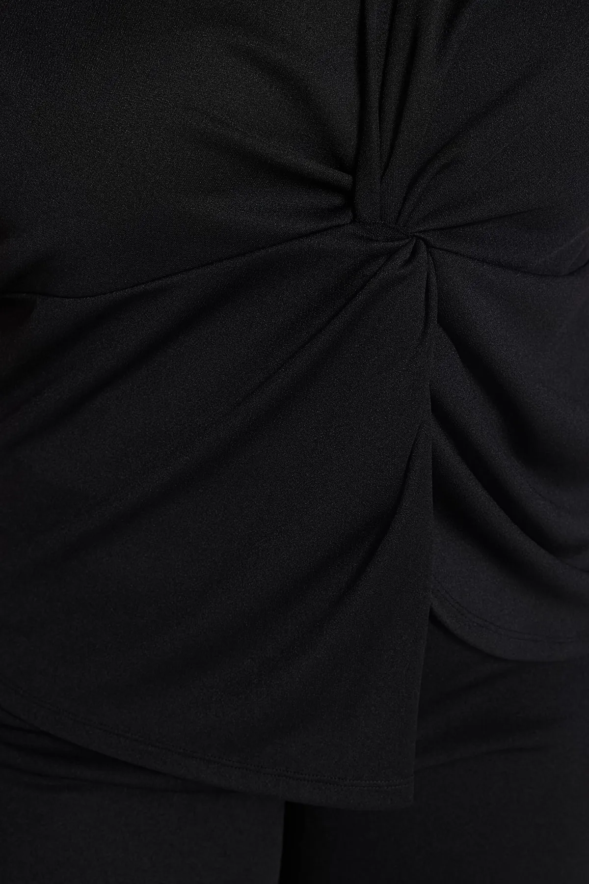 Trendyol Curve  Schwarzes, gerade geschnittenes Twist-Strickober- und -Unterteil-Set mit detailliertem Strickmuster TBSSS23CP00005