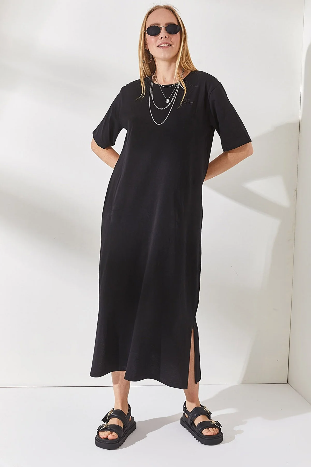 Olalook  Schwarzes Oversize-Baumwollkleid mit seitlichem Schlitz für Damen ELB-19001880