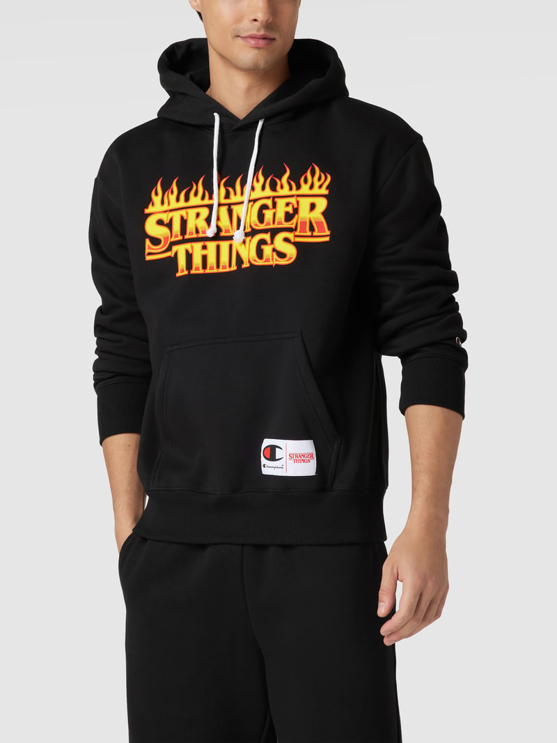 Hoodie mit Logo-Stitching - Champion x Stranger Things in metallic schwarz