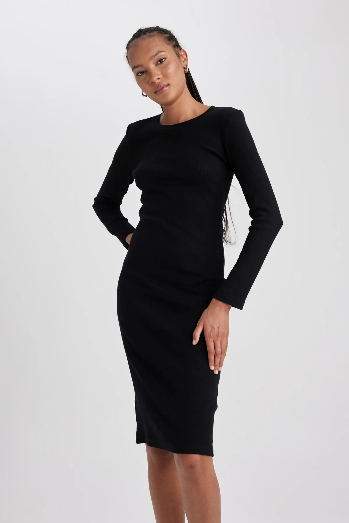 DeFacto  Figurbetontes, geripptes Camisole-Midikleid mit Rundhalsausschnitt und langen Ärmeln B2465ax23au
