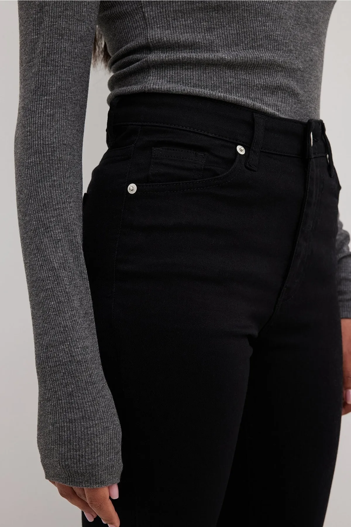NA-KD  Skinny Jeans mit offenem Saum und hoher Taille