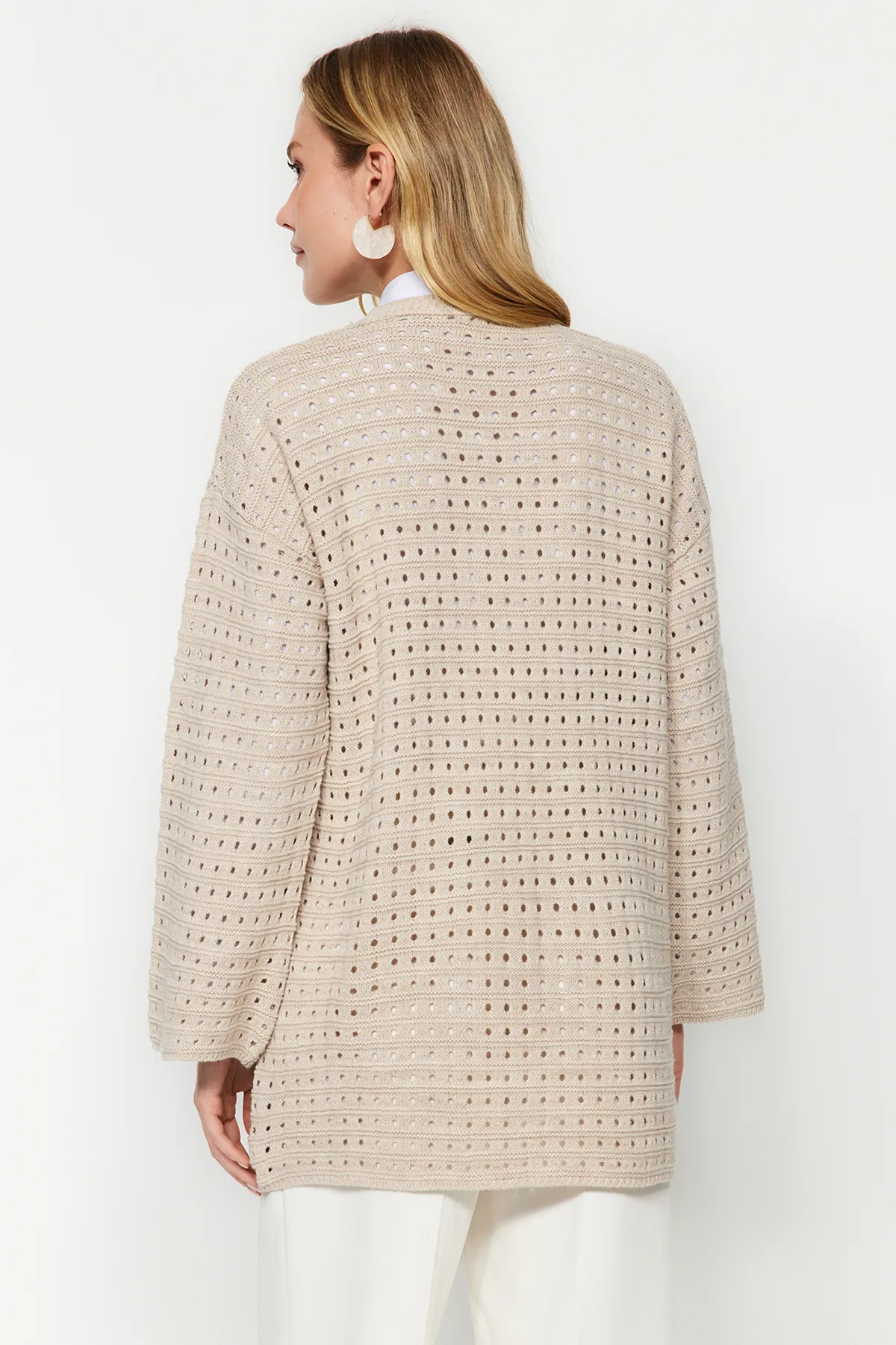 Trendyol Modest  Beigefarbener, locker geschnittener, durchbrochener/Loch-Strickpullover TCTAW24AK00113