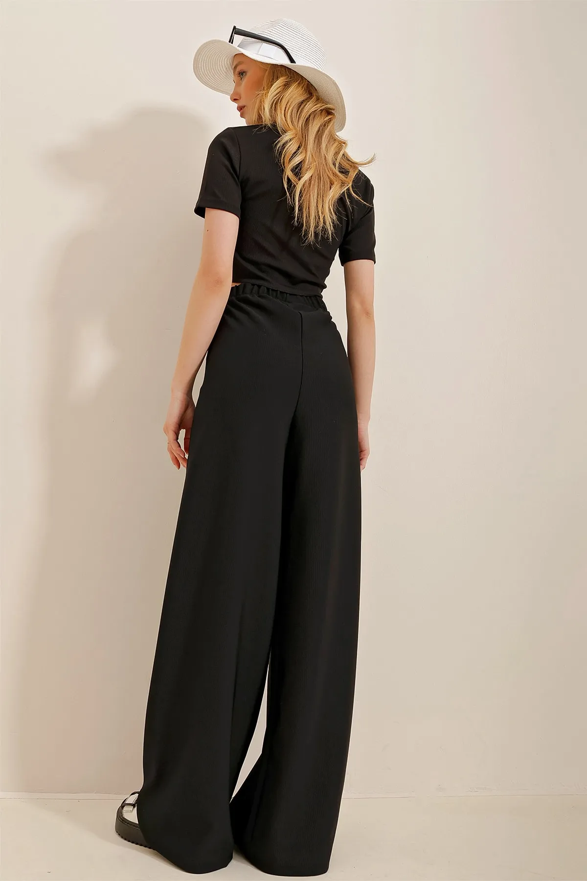 Trend Alaçatı Stili  Schwarze Viskosehose mit weitem Bein für Damen Alc-X4354