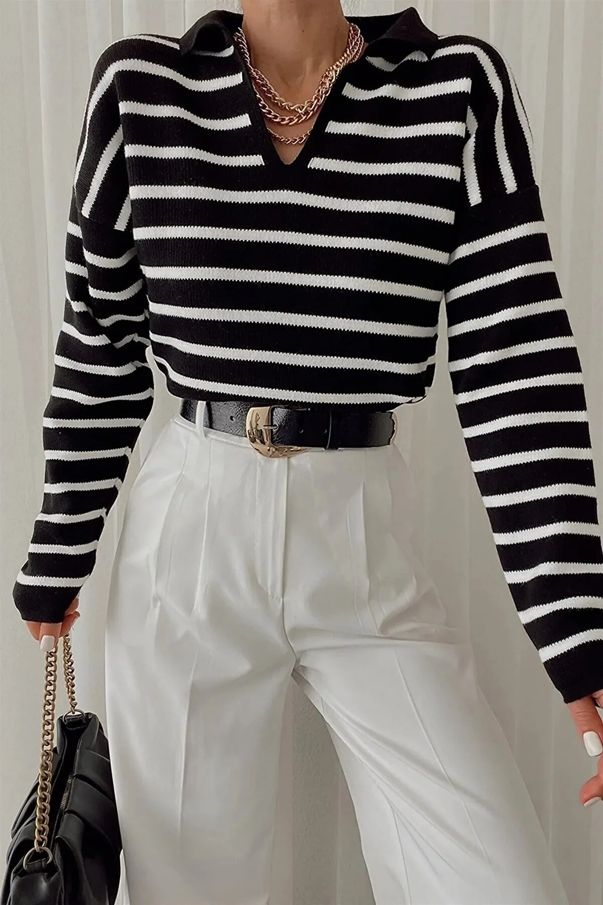 MODAGEN  Gestreifter langärmliger Strickpullover für Damen in Schwarz mit Polokragen